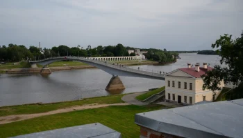 Река Волхов и пешеходный мост Река Волхов и пешеходный мост