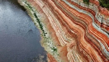 Опоки в Вологодской области &mdash; известный геологический памятник на реке Сухоне)